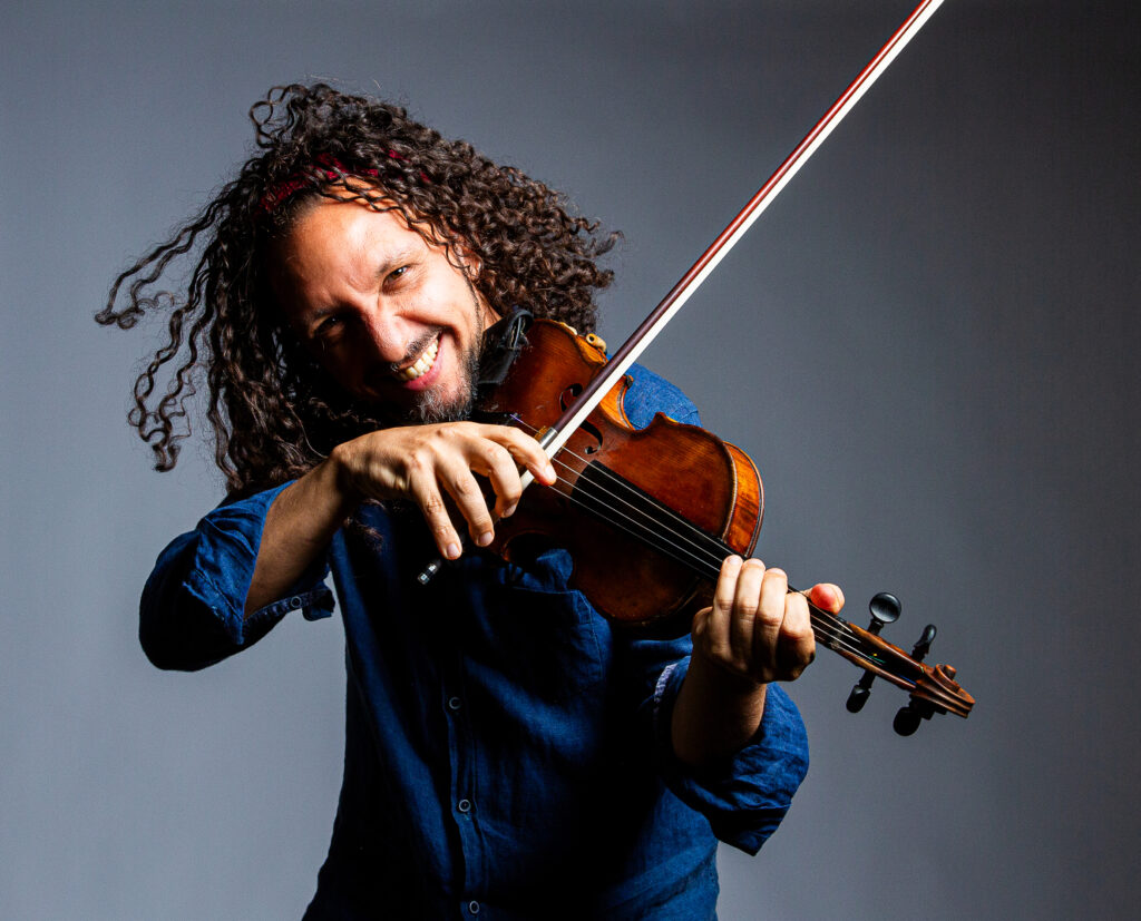 Herz Trio Mar 24-257 Ricardo Herz tocando violino