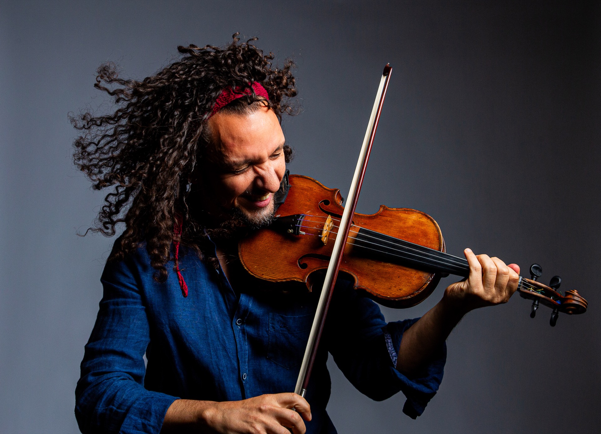 Ricardo Herz tocando violino