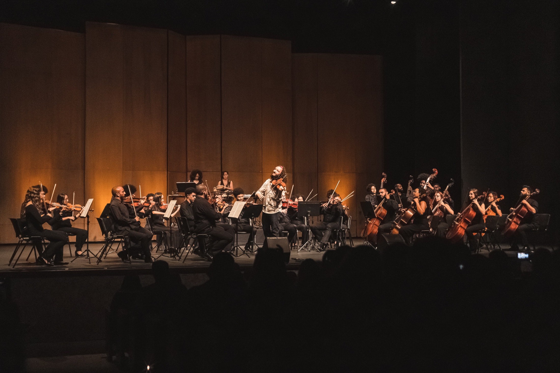 Ricardo Herz com orquestra — Barbara Paschoa Ricardo Herz toca violino como solista no centro de uma orquestra de cordas